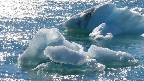 Ice on water with sun reflection Vídeo Stock 124078023