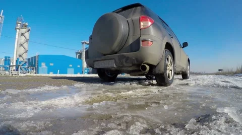 On the ice, the wheels seem to trail off. Video stock 59991275