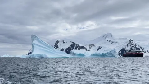 Iceberg formation in the ocean of Antarctica during cloudy weather Video stock 344968840