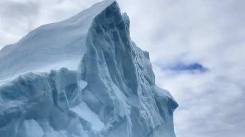 Iceberg formation in the ocean of Antarctica during cloudy weather Video stock 344968845