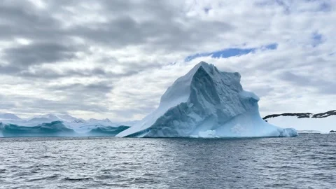 Iceberg formation in the ocean of Antarctica during cloudy weather Video stock 344968848