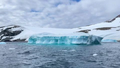 Iceberg formation in the ocean of Antarctica during cloudy weather Video stock 344968864