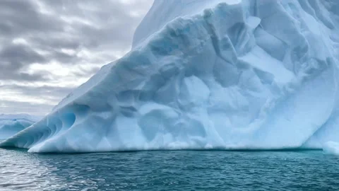 Iceberg formation in the ocean of Antarctica during cloudy weather Video stock 344968868