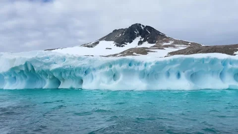 Iceberg formation in the ocean of Antarctica during cloudy weather Video stock 344968883