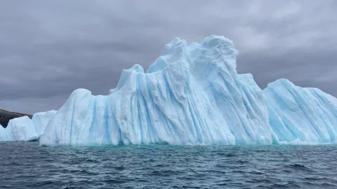 Iceberg formation in the ocean of Antarctica during cloudy weather Video stock 344968884