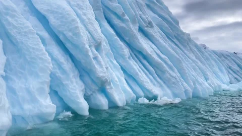 Iceberg formation in the ocean of Antarctica during cloudy weather Video stock 344968889