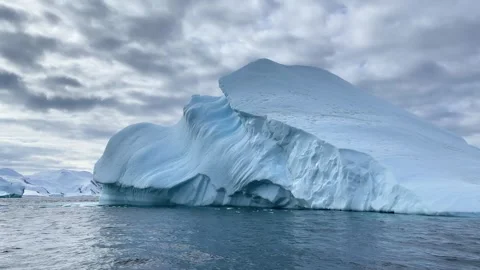 Iceberg formation in the ocean of Antarctica during cloudy weather Video stock 344968890