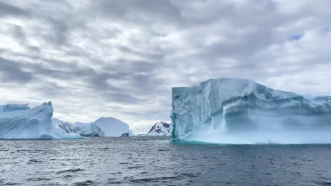 Iceberg formation in the ocean of Antarctica during cloudy weather Video stock 344968896