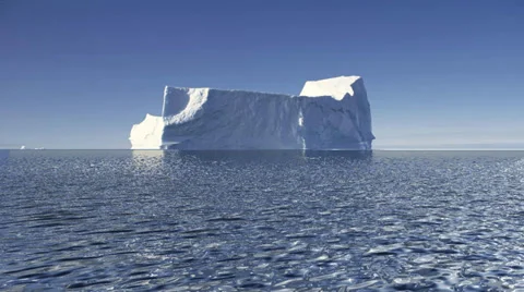 Iceberg in the ocean Stockbeeldmateriaal 32143326