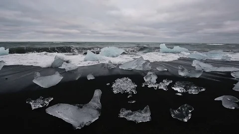 Iceberg pieces on Diamond beach Video stock 82307623