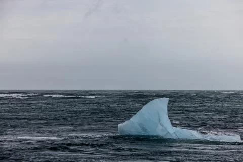 Iceberg swinging back and forth after breaking off. Stock-Fotos