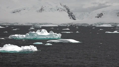 Icebergs and Mountains - Antarctica 스톡 동영상 106936832