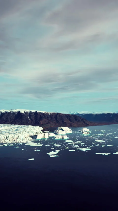 Icebergs float on glacier lagoon 스톡 동영상 283105198