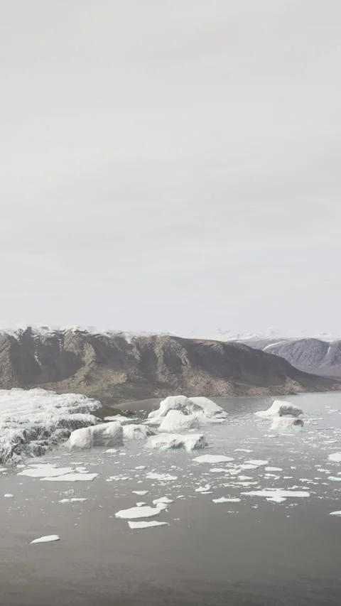 Icebergs float on glacier lagoon 스톡 동영상 306309238