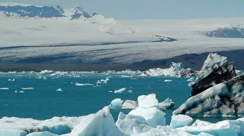 Icebergs float in a vast blue glacier lagoon in the interior of Iceland. 스톡 동영상 26923316