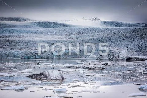 Icebergs floating in the Glacier Lagoon beneath Breidamerkurjokull glacier, Stock Photos