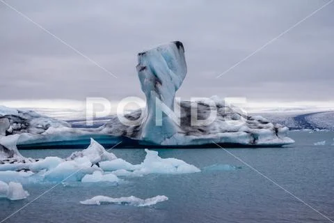 Icebergs in Jokulsarlon lagoon beneath Breidamerkurjokull glacier Sudhurland, Stock Photos