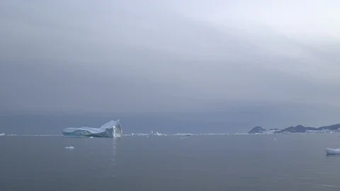 Icebergs with mountains in the background  in the Arctic Ocean, Greenland Video stock 103598014