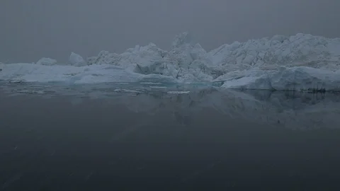 Icebergs under the falling snow in the Arctic Ocean, Greenland Video stock 102512004