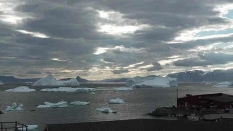 Icebergs off Uummannaq Harbor Under Dramatic Arctic Light 库存影片 345613506
