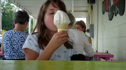Icecreamlick Video stock 729893