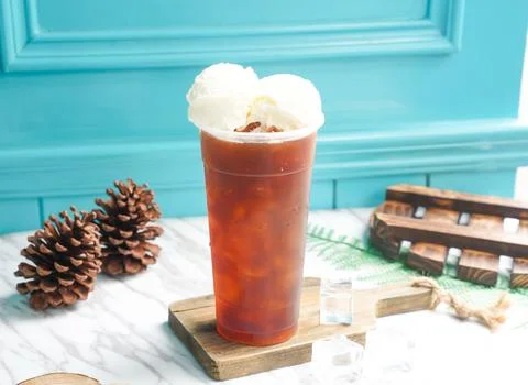 Iced Black tea with two scoop of vanilla ice cream and ice cube in tall gla.. Stock Photos