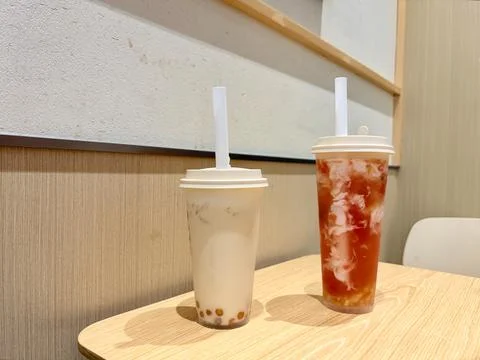 Iced Bubble Tea and Fruit Tea on Wooden Table in Cafe Stock-Fotos