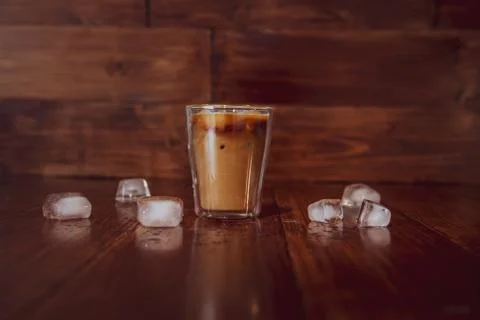 Iced coffee with ice on table Foto stock