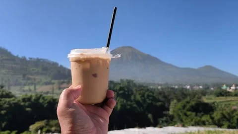 Iced Coffee with Mountain View Vidéo 340151860
