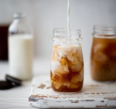 Iced coffee in small jars Foto stock