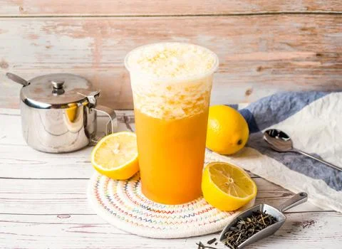 Iced Emerald Lemon Tea or Pea Lemon Tea with sugar pot and spoon served in .. Foto stock