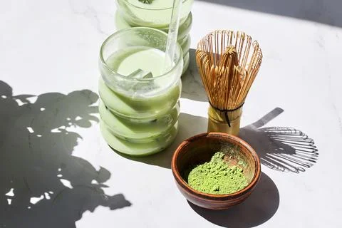 Iced Matcha Refreshment. Refreshing iced matcha drinks with a bamboo whisk and Foto stock