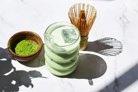 Iced Matcha Refreshment. Refreshing iced matcha drinks with a bamboo whisk and Foto stock