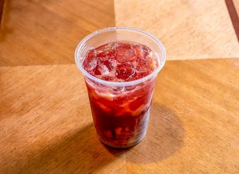 Iced Raspberry Lemonade Drink with White Foam Layer and ice cube in a Plast.. Foto stock