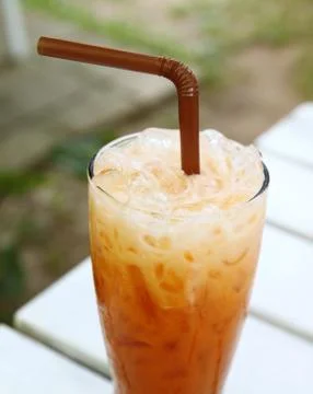 Iced tea with straw Stockfoto's