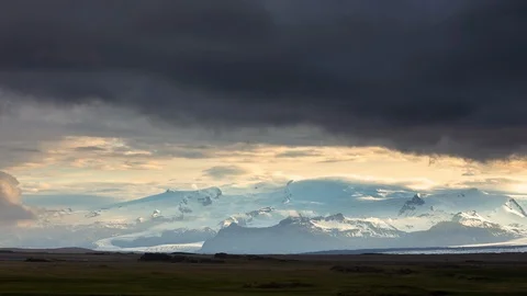 Iceland - Clouds Moving Over Glacier at Sunset - 4K Timelapse Vidéo 117419366