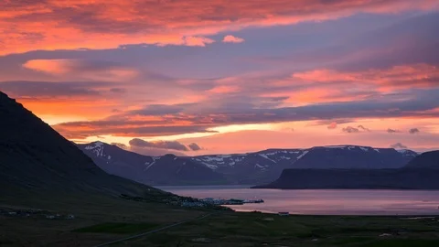 Iceland - Lenticular Clouds Sunset Over Town with Mountains - 4K Timelapse Vidéo 116105224