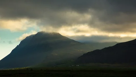 Iceland - Low Clouds over Mountains at Sunrise with Sun Rays - 4K Timelapse Vidéo 116124478