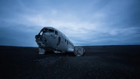 Iceland - Plane Crashed on Black Beach with Clouds - 4K Timelapse Vidéo 115843063