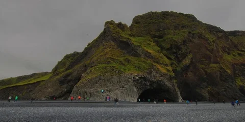 Icelandic Beach Cave Timelapse in Vik with Tourists walking around 動画素材 94741842