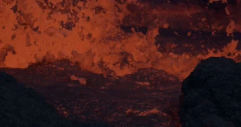 Icelandic Volcano eruption with glowing Red lava bursting to the surface Vidéo 310160928