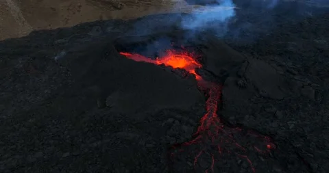 Icelandic Volcano eruption with glowing Red lava bursting to the surface Vidéo 310160970