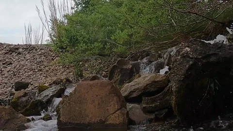 Icelandic waterfall fall down to lake Vidéo 157395476