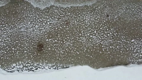 Icey Waves Breaking on the Shore of Lake Michigan 스톡 동영상 186944528