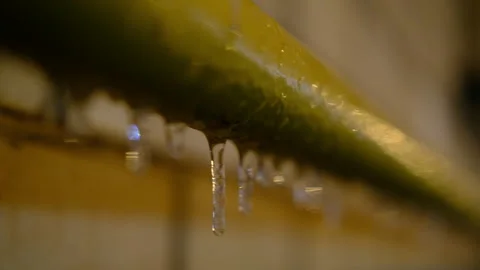 Icicle on drain pipe of the building Vidéo 291336998