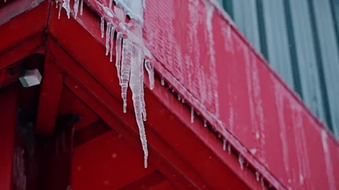 Icicles Cover Red Building Edge - Snow Falling In A Cold Urban Winter Scene Vídeos de archivo 346094405