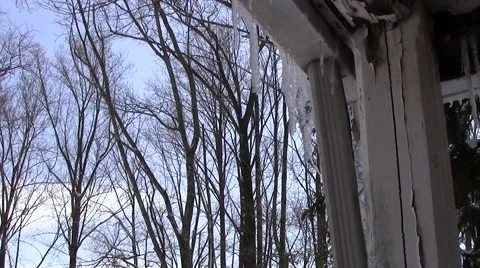 Icicles dripping on sunny day Stockbeeldmateriaal 47709171