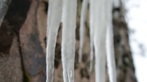 Icicles dripping tilt down 動画素材 40450959