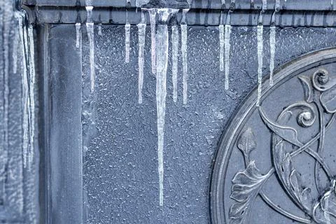 Icicles by the gray decorated wall Foto stock