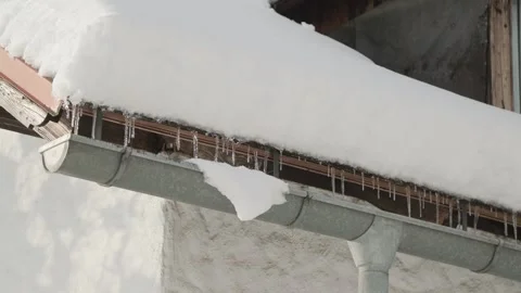 Icicles in gutter and snow covered roof Vídeo Stock 259174221